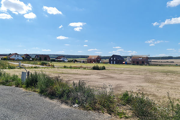 Ein Feld mit Häusern