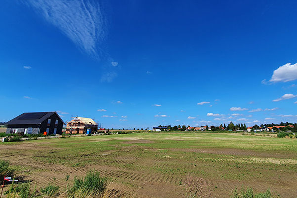 Baustelle, über der ein strahlend blauer Himmel hängt.
