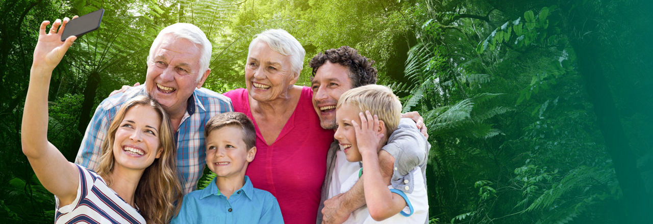 Eine Familie macht ein Selfie im Grünen