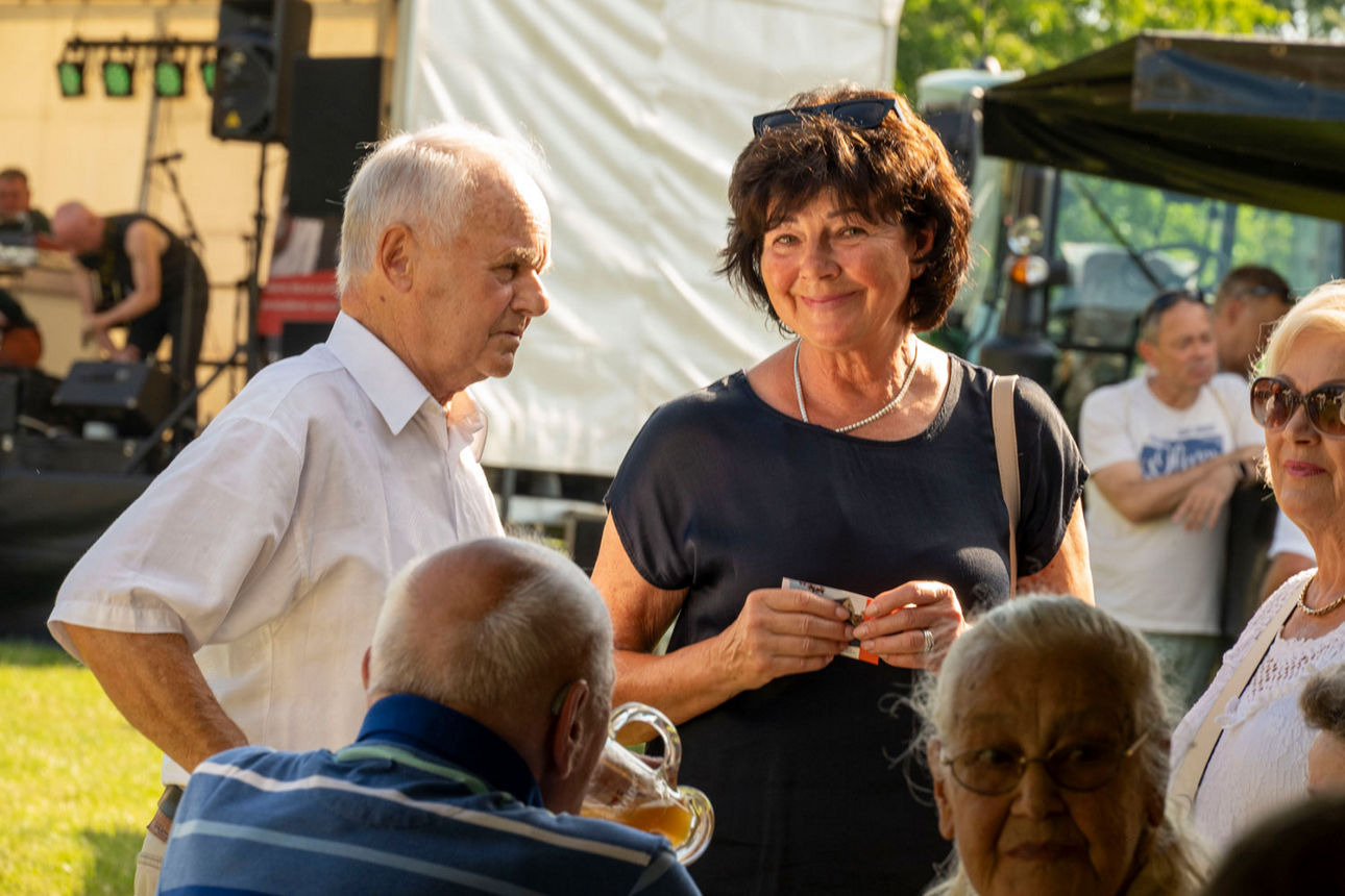 Vorstandsmitglied Renate Weber lächelt im Gespräch in die Kamera