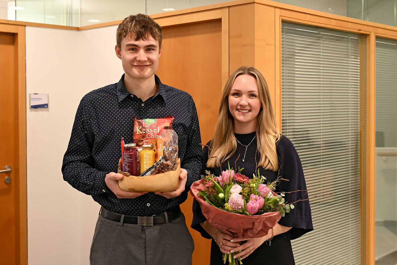 Katharina Hofmeister und Raphael Kern bei der kleinen Feierstunde in der Bank