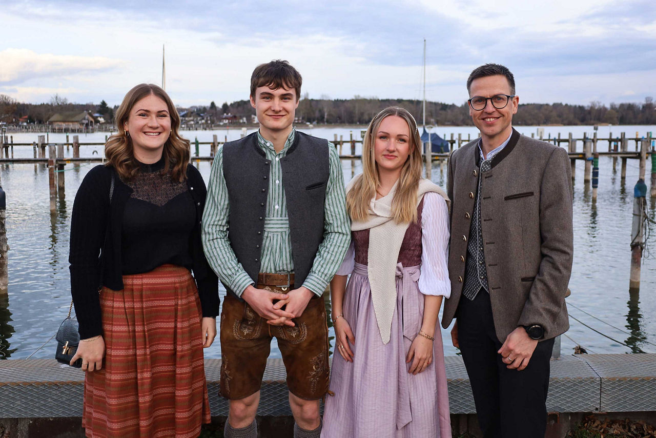 Laura Zillner (Ausbilderin), Raphael Kern, Katharina Hofmeister und Michael Scherrmann (Vorstand)