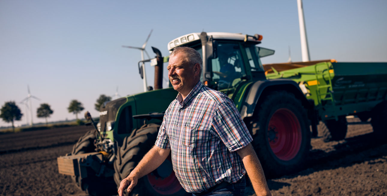 Mann steht im Feld