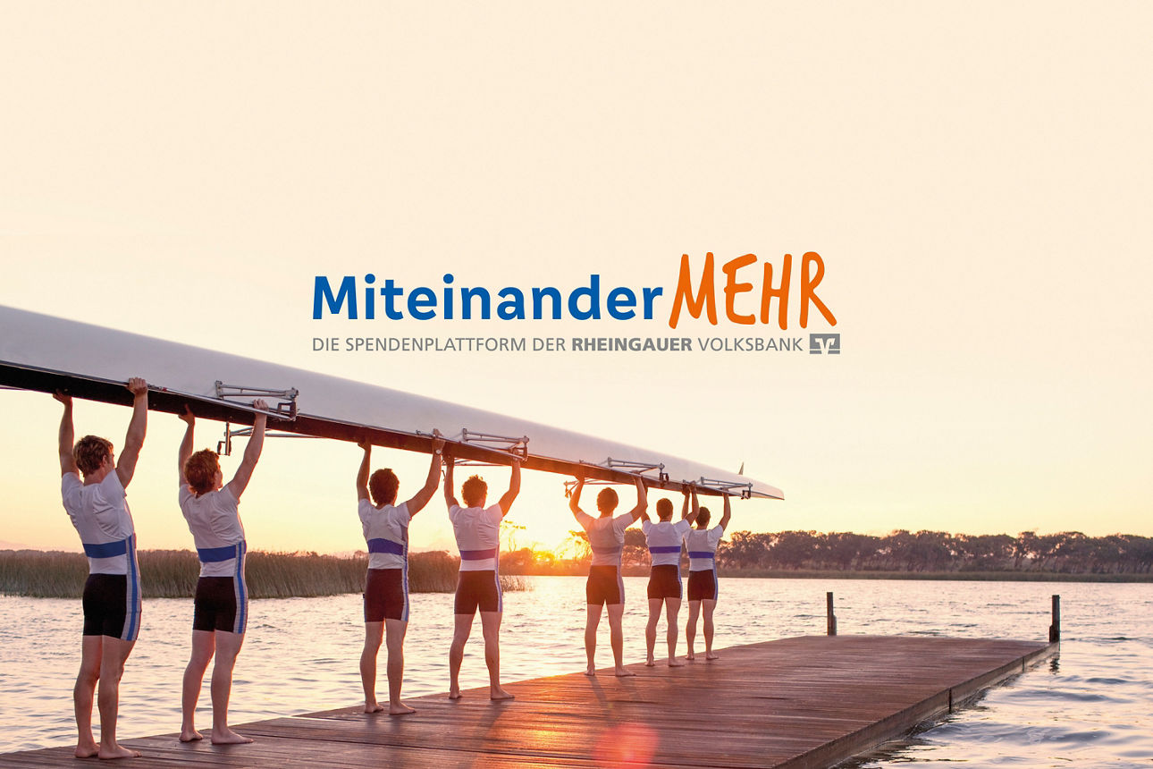 Sieben Ruderer tragen ein Boot über einen Steg bei Sonnenuntergang am Wasser, darüber der Schriftzug 'Miteinander MEHR' und Hinweis auf die Spendenplattform der Rheingauer Volksbank