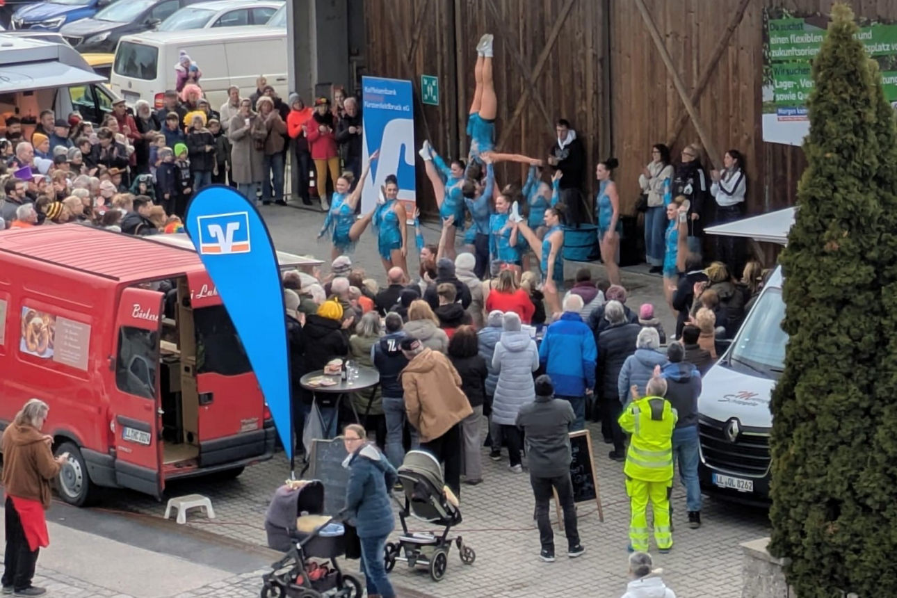 Turnergarde Moorenweis auf dem Wochenmarkt