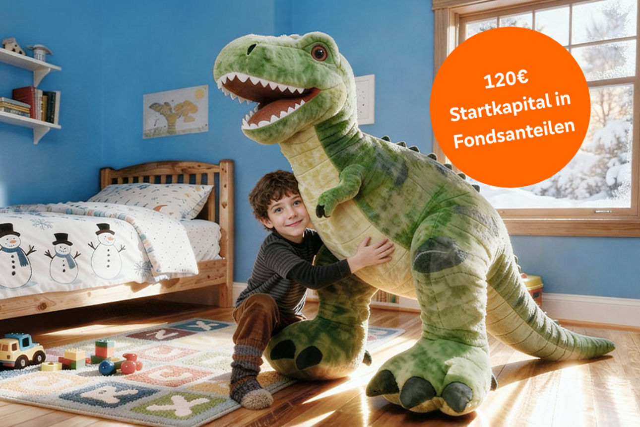 Kind mit großem Dino-Plüschtier im Zimmer