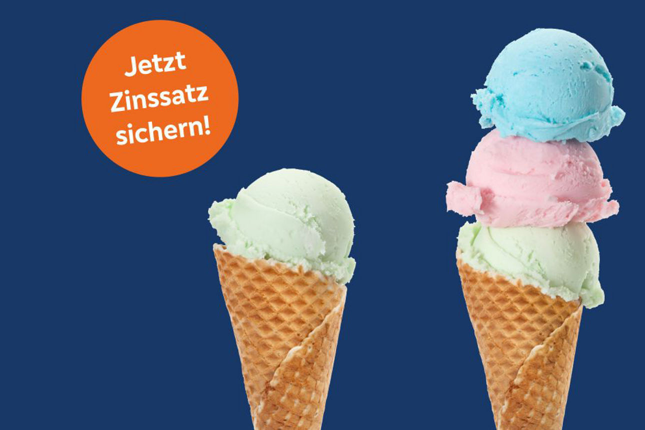 Zwei Eis in der Waffel vor einem blauen Hintergrund