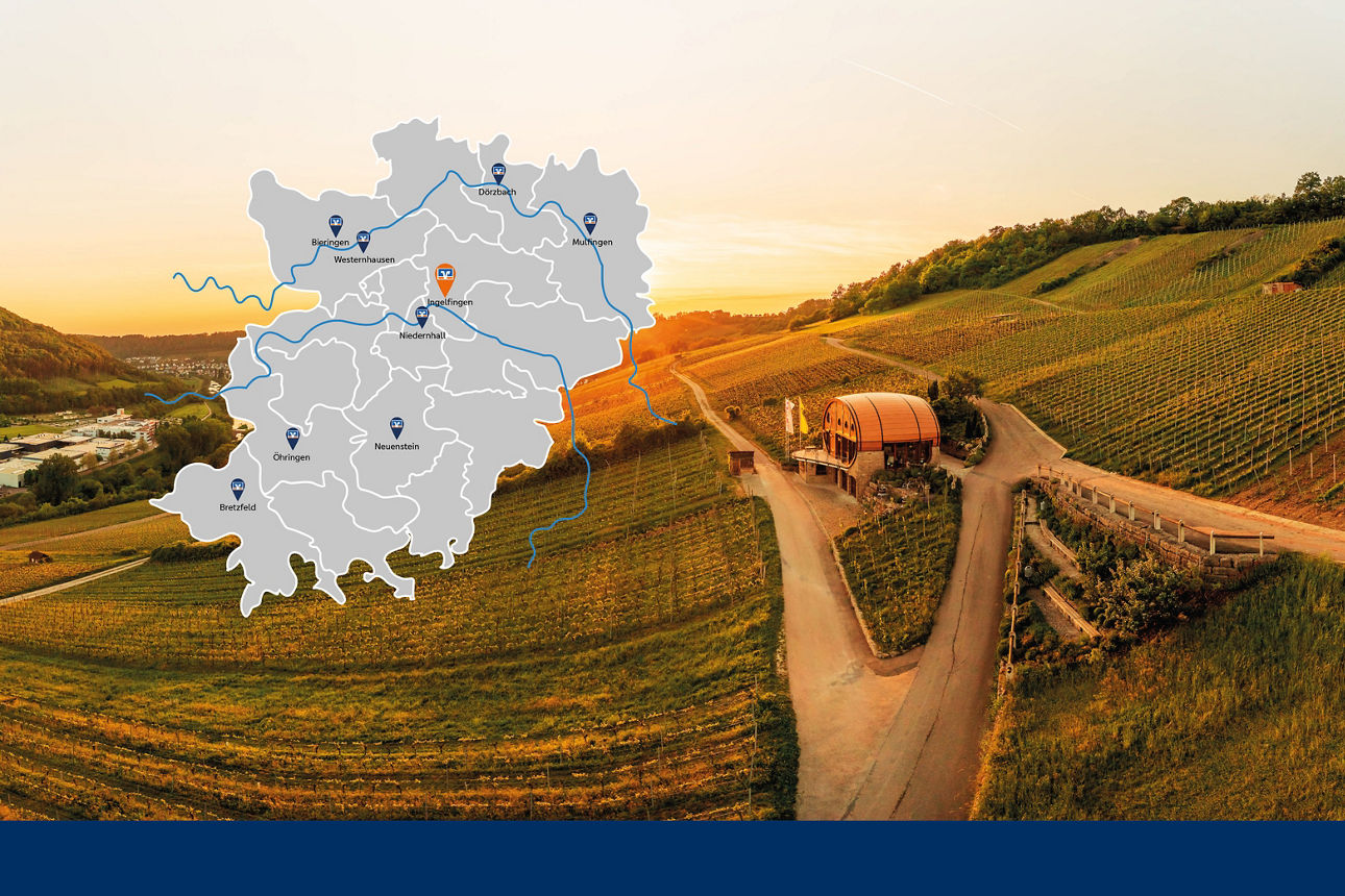 Weinberge mit eimem großen Weinfass. Links ist eine Landkarte der Region zu sehen.