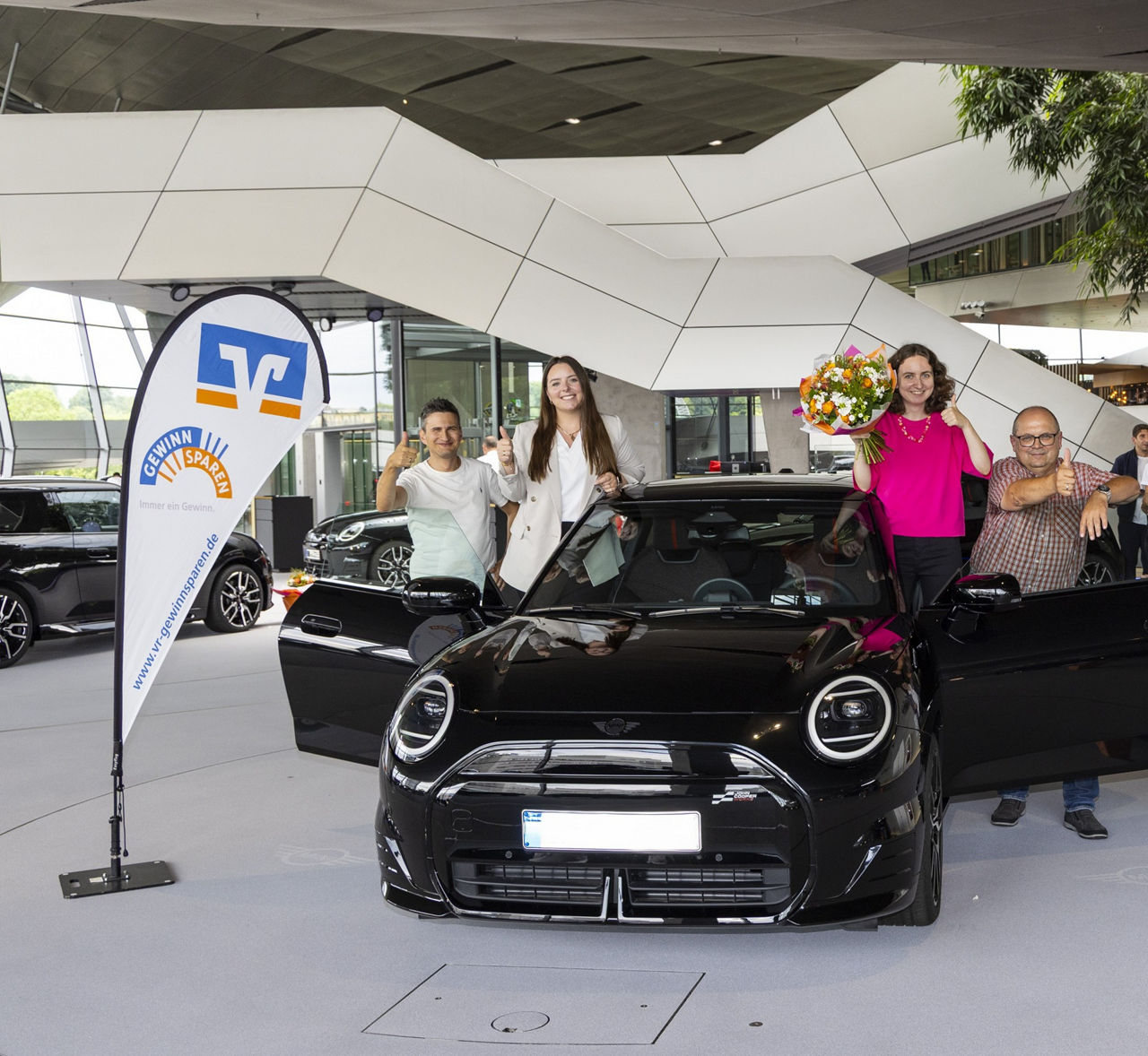 Auto mit glücklichen Gewinnern