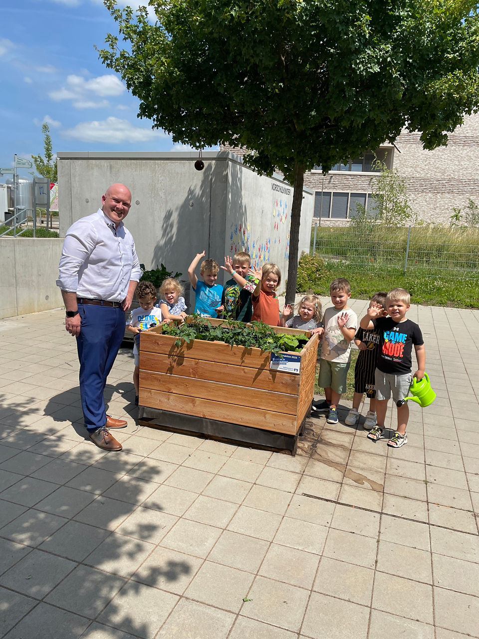 Hochbeet mit Kindern und Erwachsene