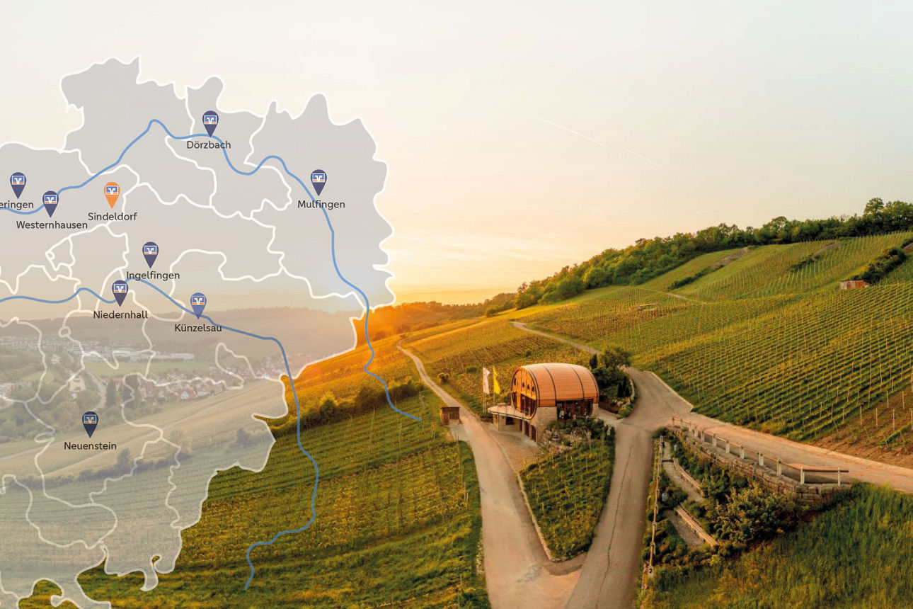 Weinberge mit eimem großen Weinfass. Links ist eine Landkarte der Region zu sehen.