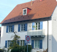 Außenansicht eines Wohngebäudes an einem klaren Tag.
