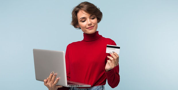 Frau mit Laptop und Kreditkarte