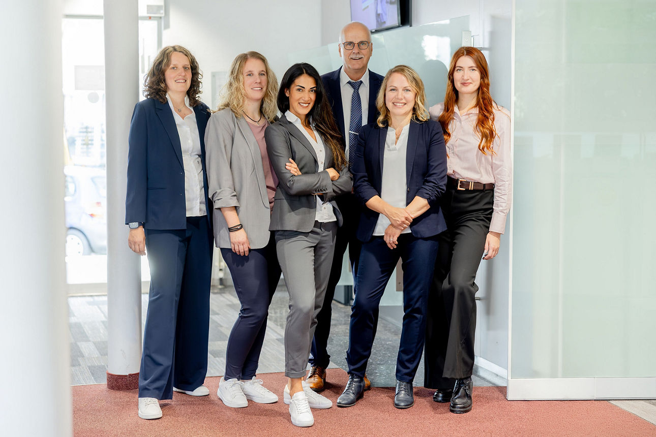 Gruppenaufnahme von sechs Mitarbeitenden der Volksbank in den Räumlichkeiten der Geschäftsstelle Bielstein anlässlich des 125