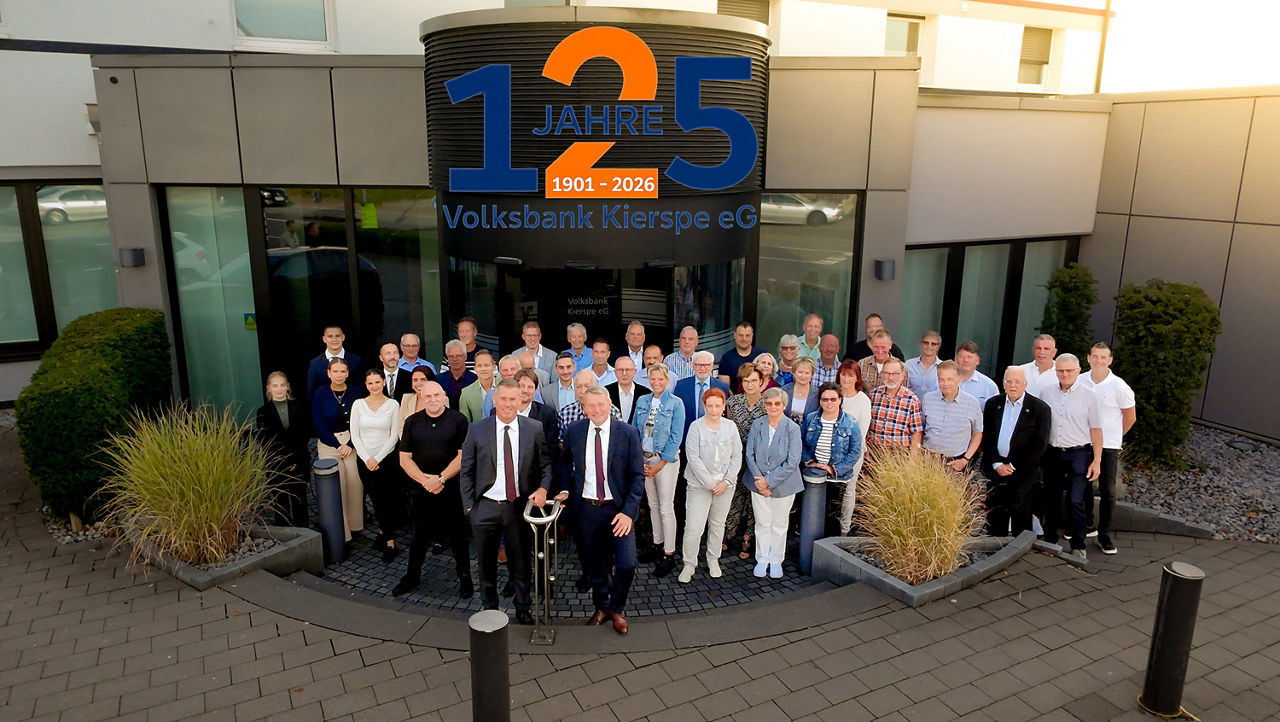 Gruppe von Menschen steht vor einem Gebäude