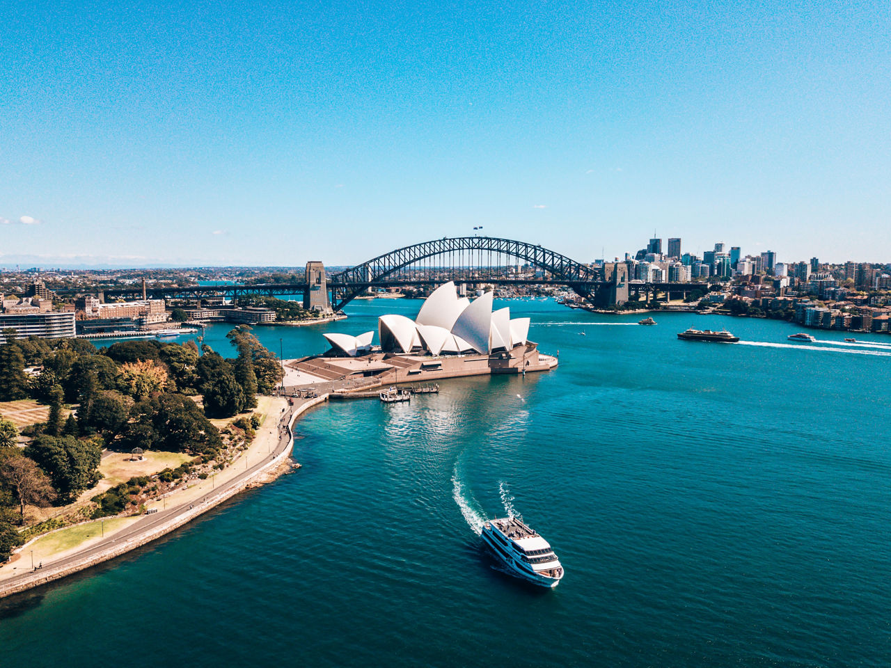 Eine Luftaufnahme zeigt das Opernhaus von Sydney und die Harbour Bridge