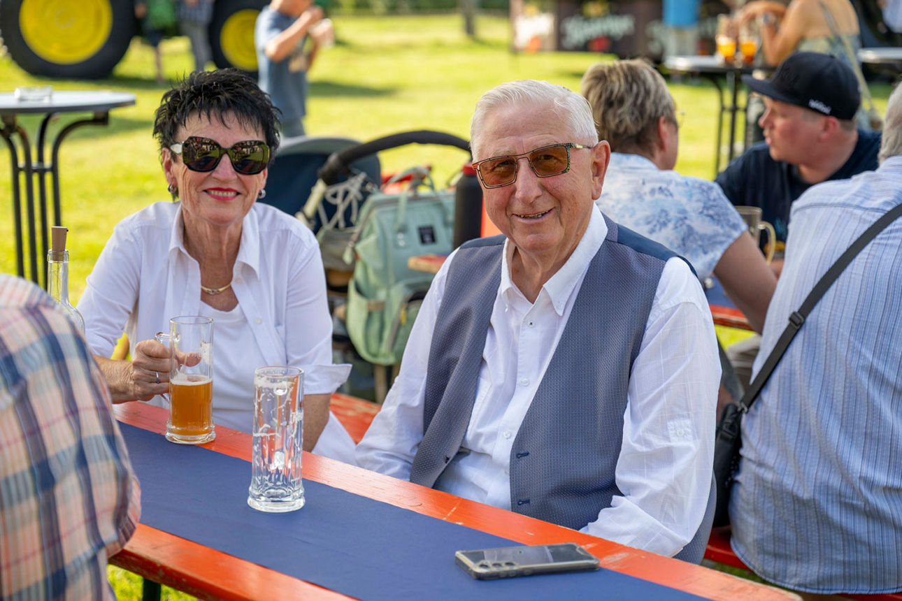 Zwei unserer Gäste an den Tischen auf der Festwiese
