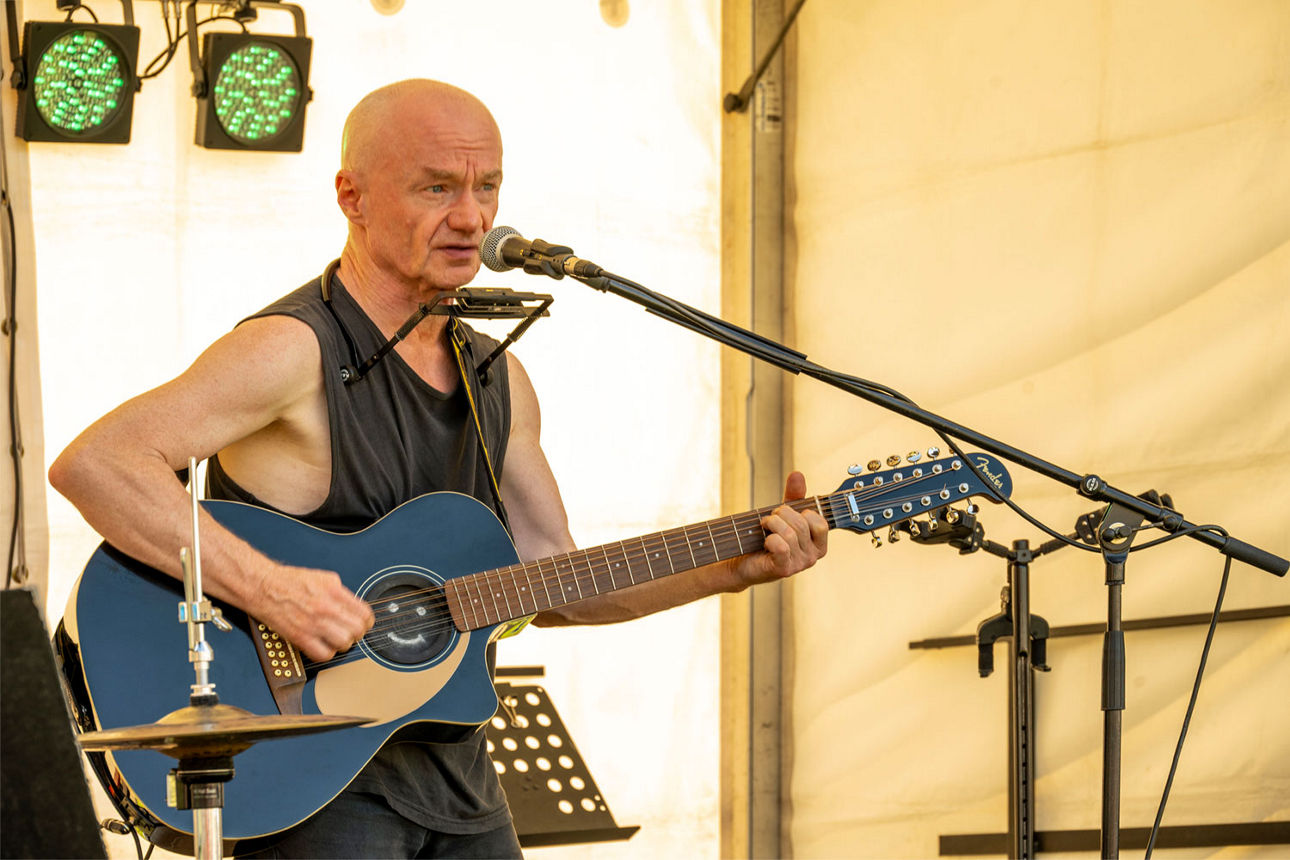 Einer der zwei Musiker mit Gitarre