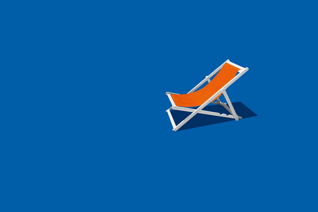 Ein minimalistisches Motiv mit einem orangefarbenen Liegestuhl auf blauem Hintergrund – Symbol für Entspannung, Urlaub und Er