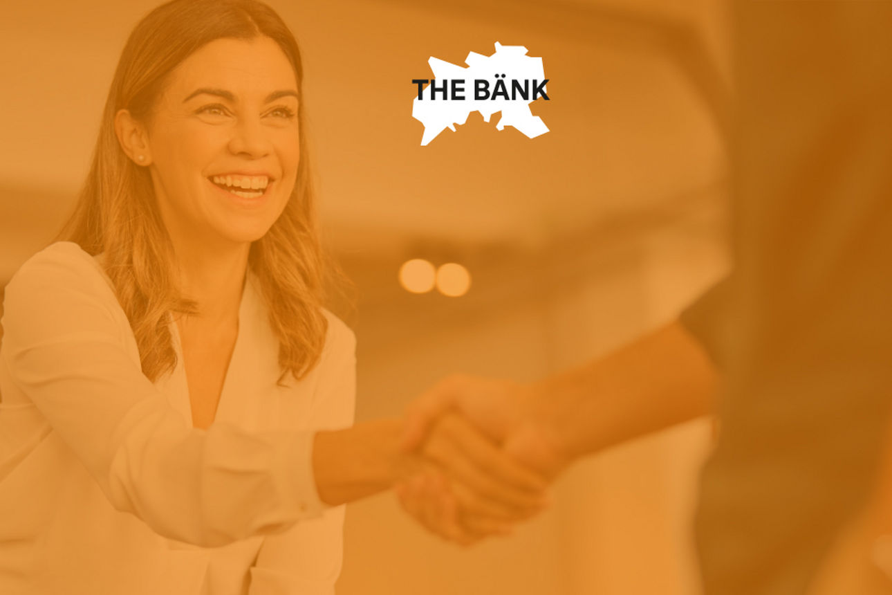 Frau schüttelt die Hand mit The Bänk Logo