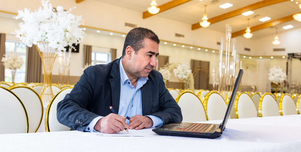 Geschäftsführer schreibt und schaut in einen Laptop