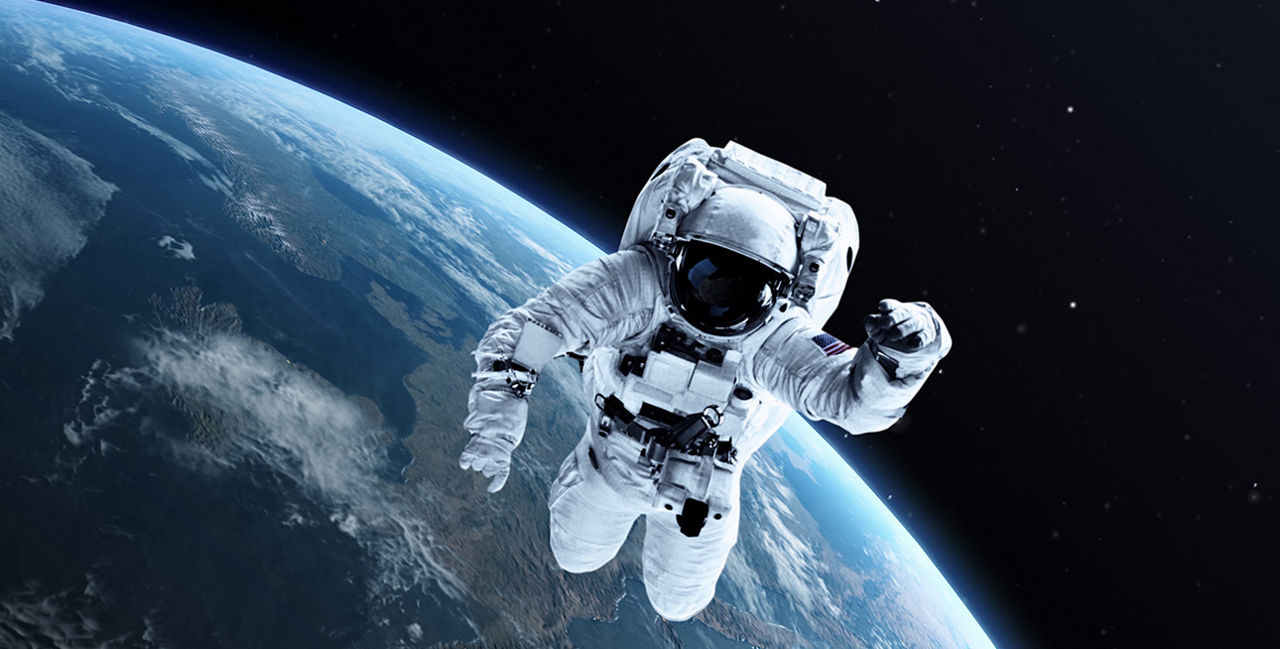 Bild von einem Astronaut der vor der Erdkugel schwebt
