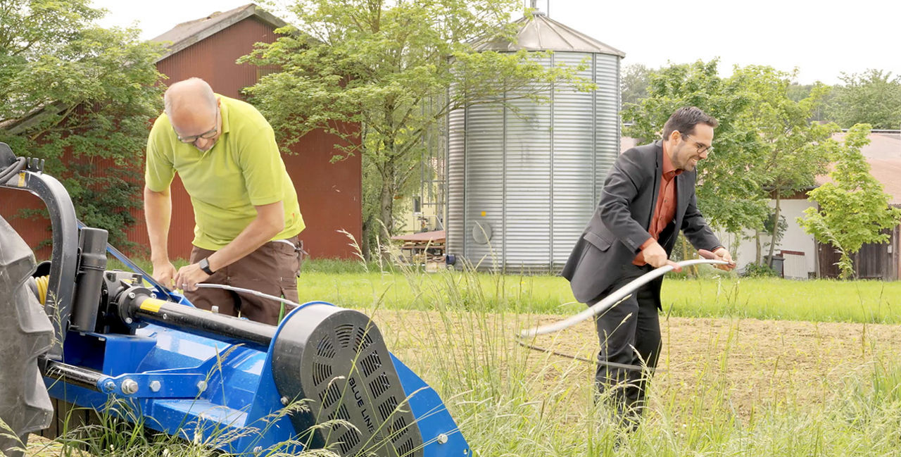 Berater hilft einem Kunde bei der Feldarbeit