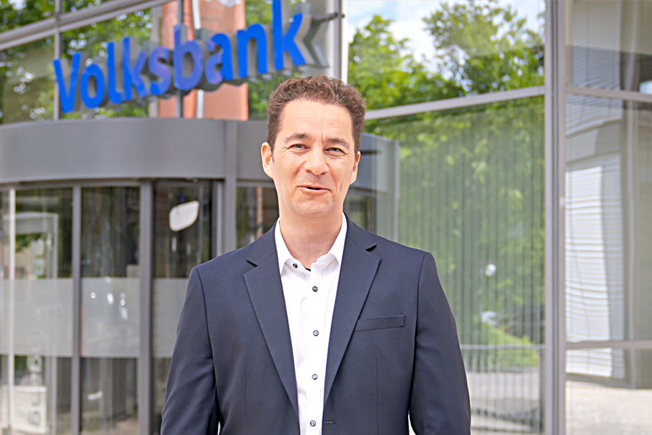 Bänker der vor Haupteingang der Volksbank Hohenlohe eG in Künzelsau steht 