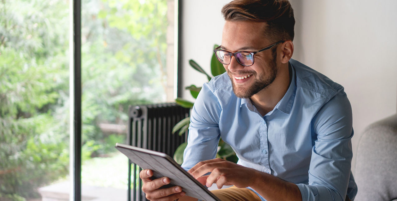 Mann mit Brille vor Tablet