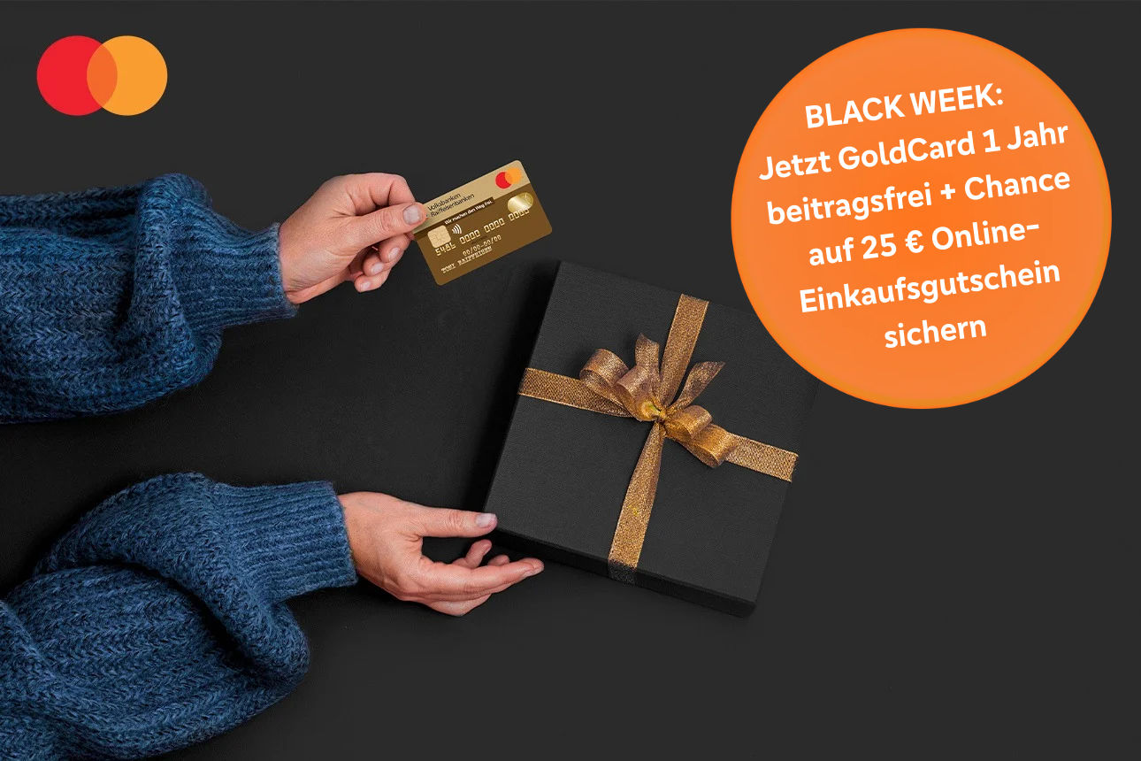 Zwei Hände halten in der linken Hand eine GoldCard und in der rechten Hand ein Schwarzes Geschenk mit goldenem Geschenkband