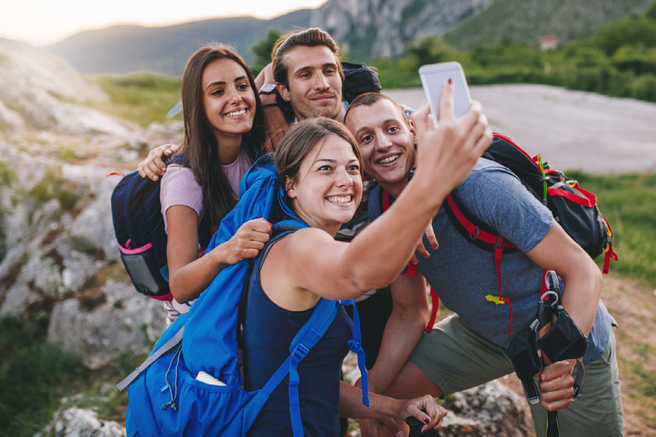 Vier junge Leute beim wandern 