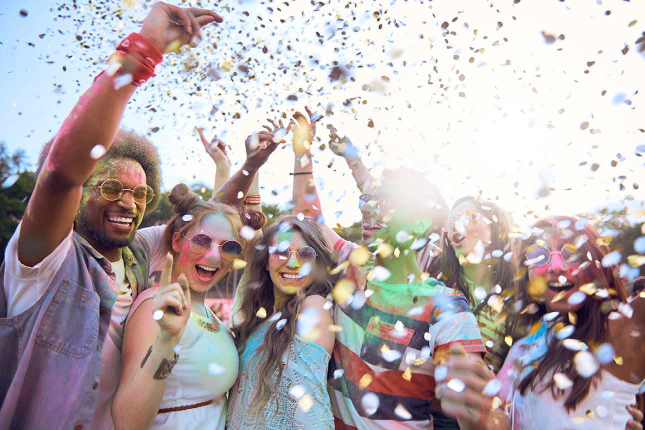 Junge Menschen feiern auf einem Festival