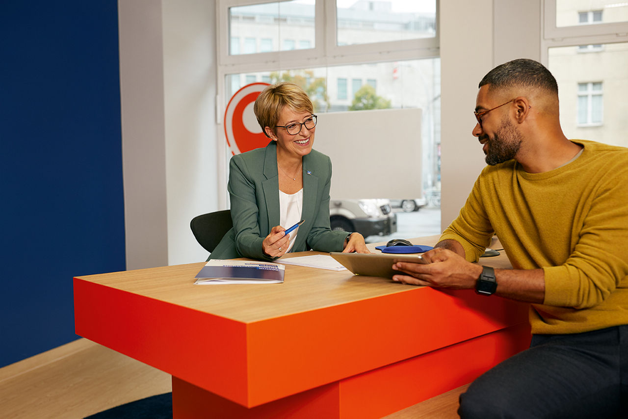 Eine Frau und ein Mann in der Beratung - (c) BVR