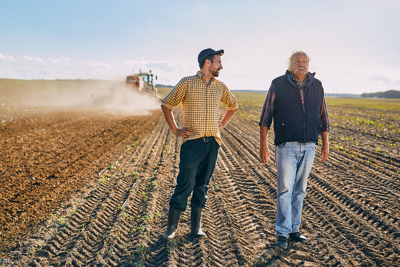 Zwei Männer stehen auf einem Feld
