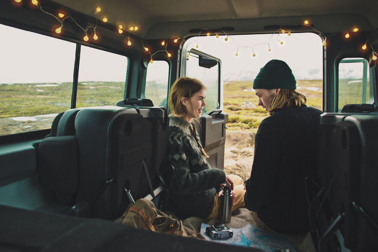 Junges Paar sitzen hinten in ihrem Reise-Camper