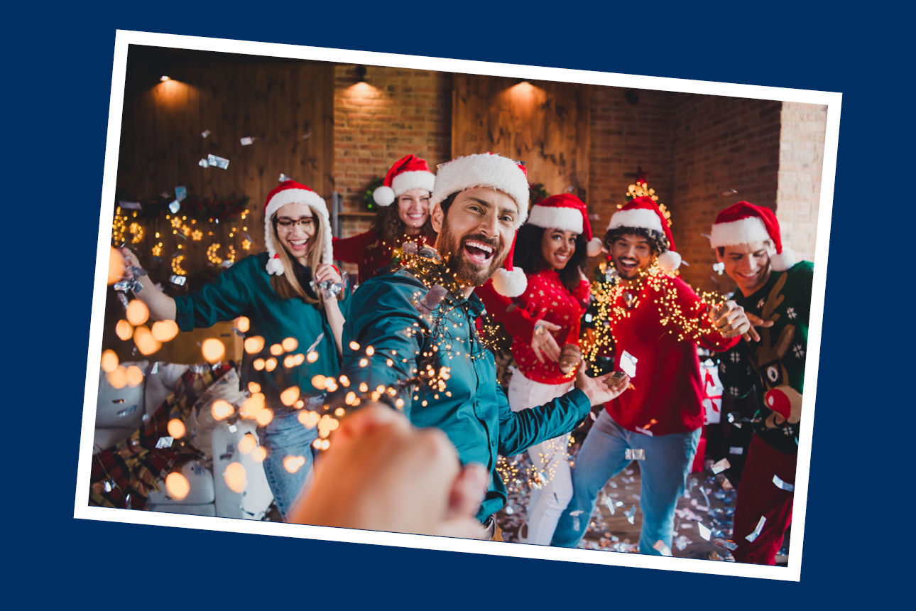 Gruppenfoto von Personen mit Weihnachtsmützen