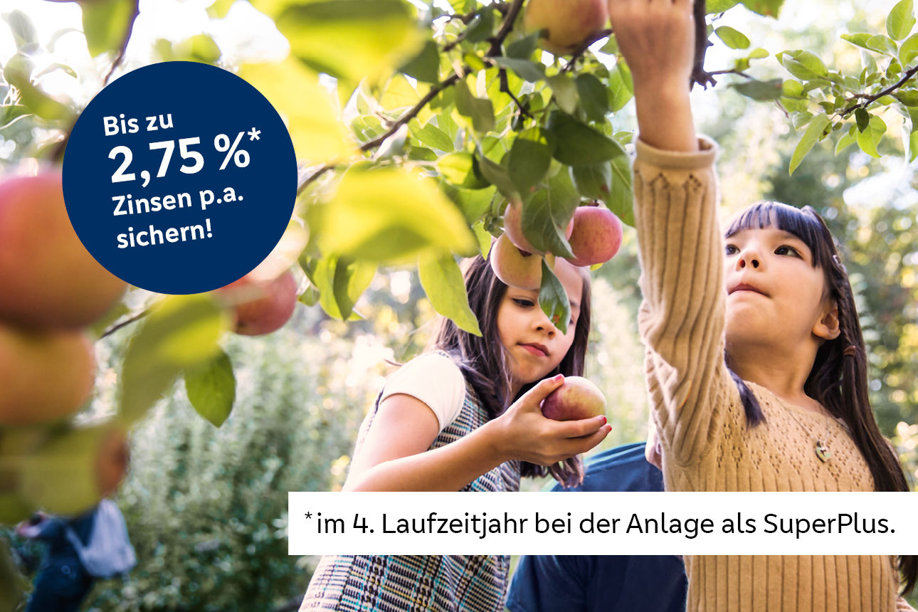 Mädchen pflücken Äpfel vom Baum mit Hinweis "Bis zu 2,75% Zinsen p. a. sichern im 4. Laufzeitjahr bei Anlage als SuperPlus."