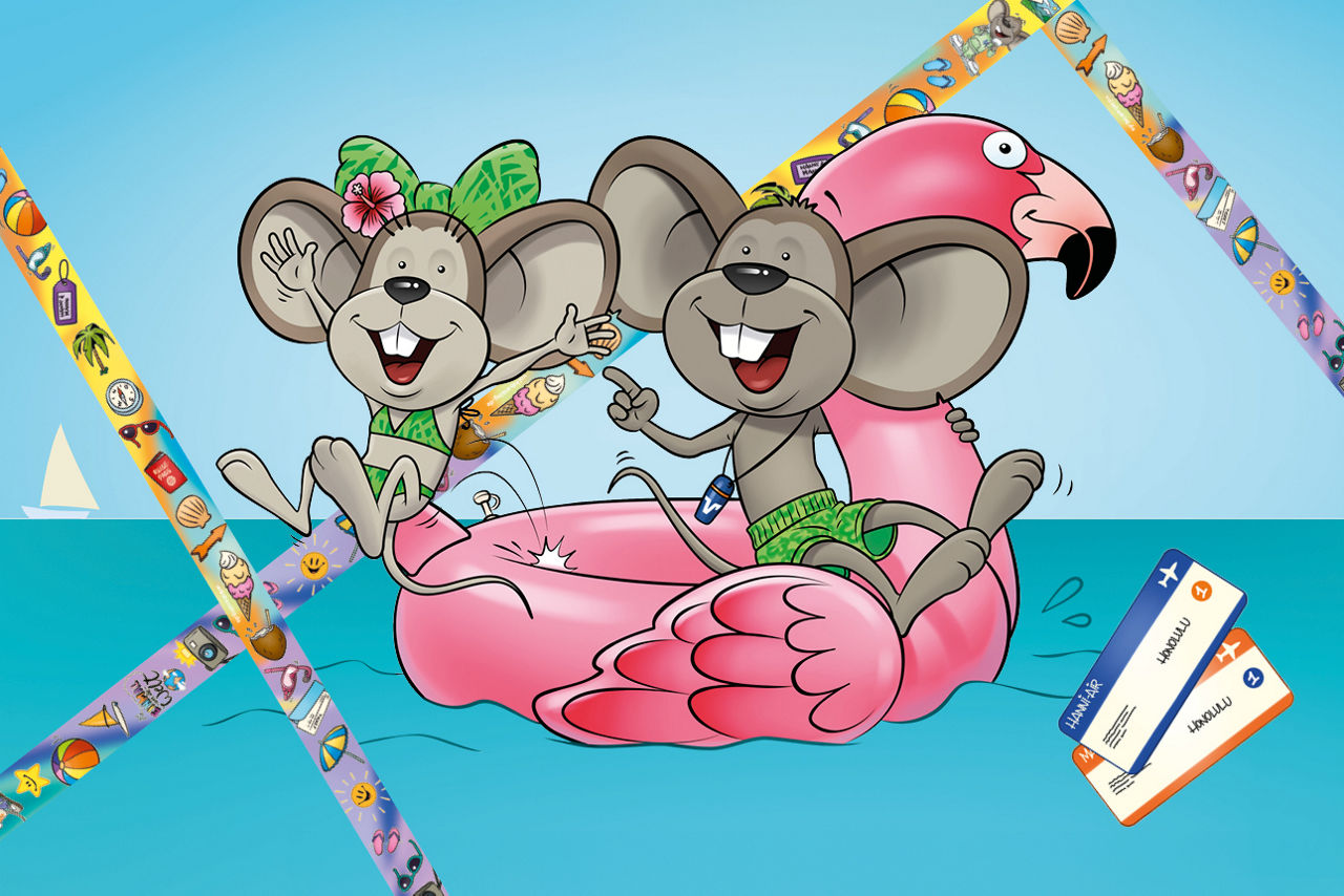 Hanni und Manni im Badeoutfit auf einem Schwimmflamingo im Wasser mit Koffergurten
