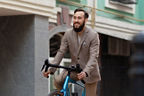 Mann sitzt auf einem Fahrrad