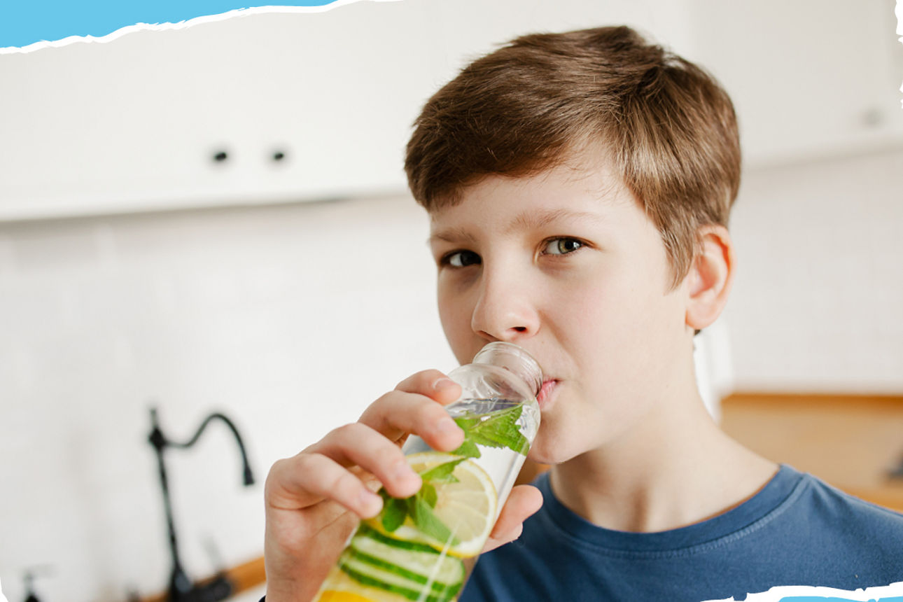 Kind trinkt aus einer Flasche
