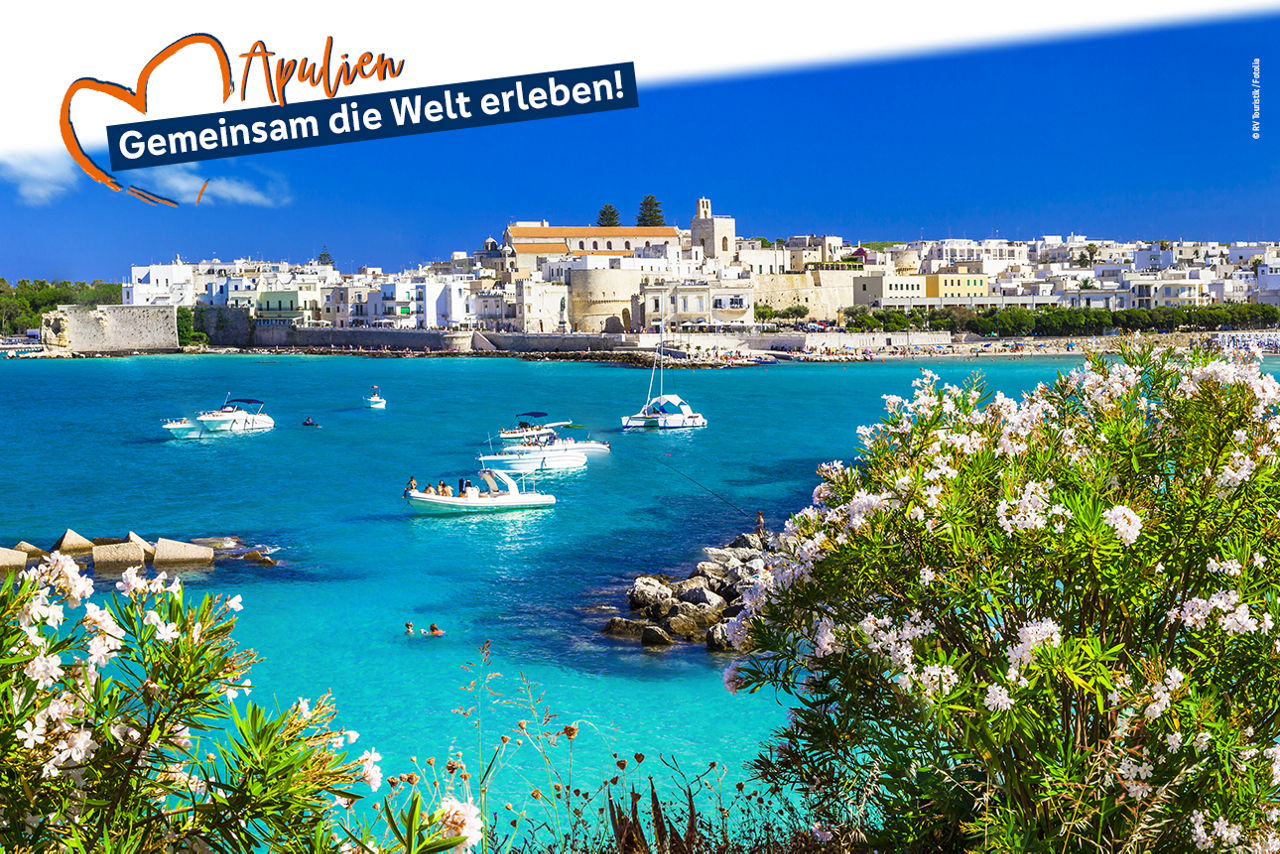 Bild von Apulien mit Stadt im Hintergrund und blauem Meer