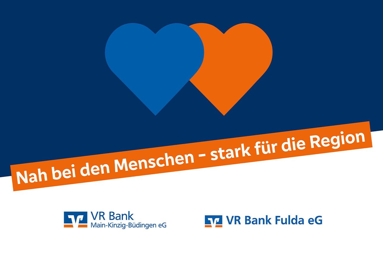 Zwei Herzen in Blau und Orange mit dem Slogan „Nah bei den Menschen – stark für die Region“, Logos der VR Bank MKB und VR Bank Fulda.