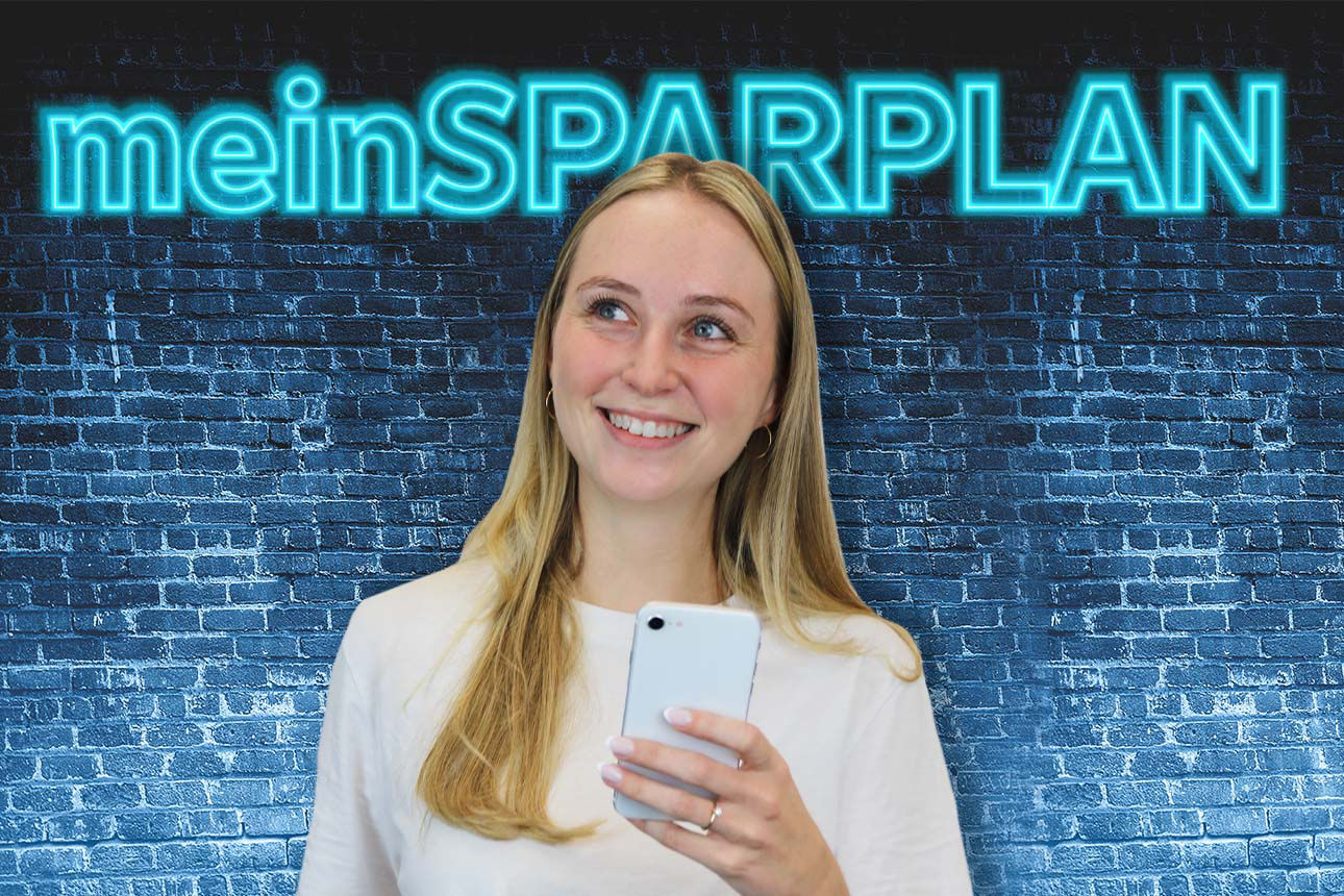 Junge Frau hält Smartphone in der Hand und schaut nach oben, im Hintergrund leuchtender Schriftzug ‚meinSPARPLAN‘ auf blauer Ziegelwand.