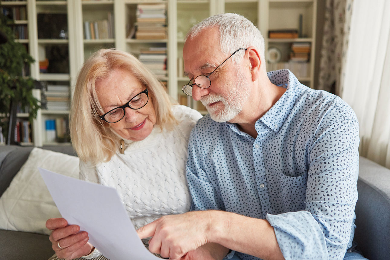 Ehepaar liest gemeinsam in einem Dokument 