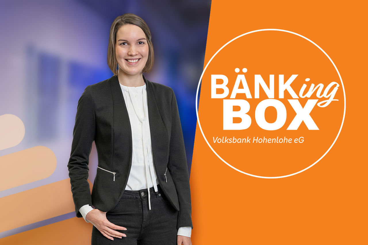Sie sehen Odile Silzle (Teamleitung KSC), daneben steht BänkingBox