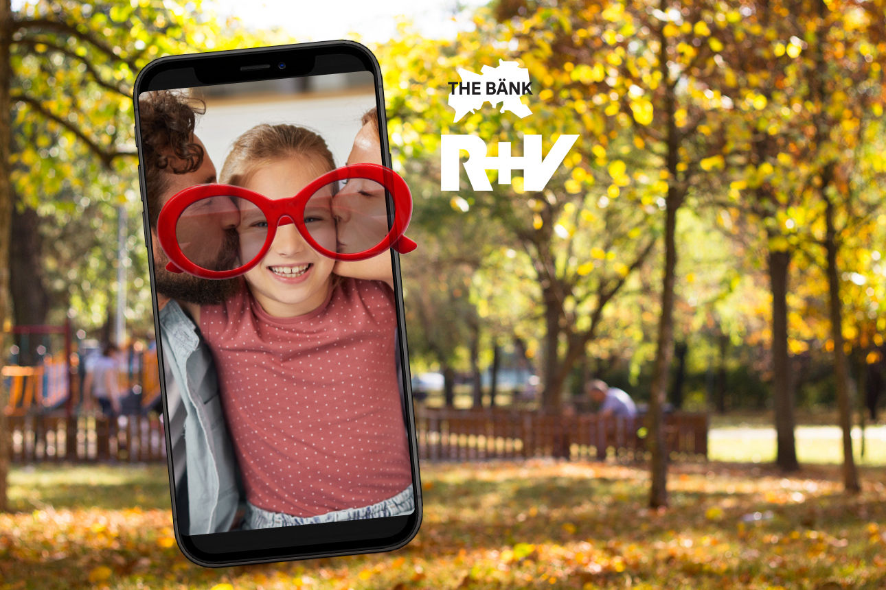 Sie sehen ein Kind in einem Handy. Darüber liegt eine Brille auf Ihrem Gesicht.