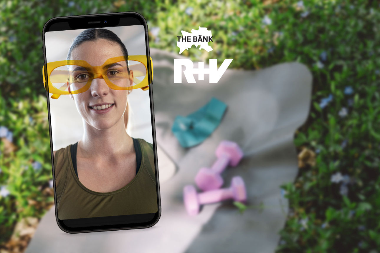 Sie sehen eine Frau in einem Handy. Mit einer Brille über den Augen.