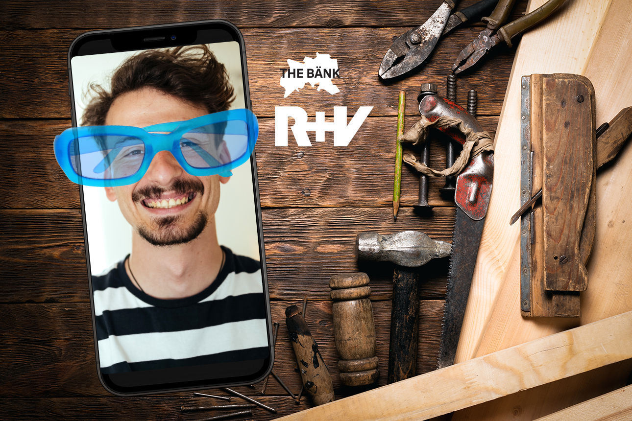 Sie sehen einen Mann in einem Handy. Darüber liegt eine Brille.