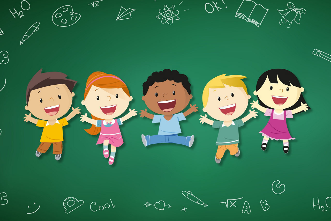 Comicmotiv mit fünf fröhlichen Kindern unterschiedlicher Herkunft vor grünem Hintergrund mit Schulmotiven wie Buch, Papierflieger und Formeln
