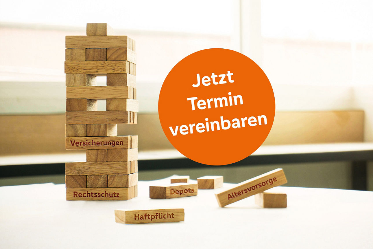 Turm aus Jenga-Holzklötzen mit den Beschriftungen 'Versicherungen', 'Rechtsschutz', 'Depots', 'Haftpflicht' und 'Altersvorsorge', daneben ein oranger Kreis mit dem Text 'Jetzt Termin vereinbaren'.